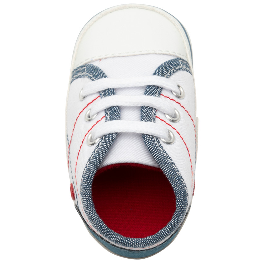 Μαλακά αθλητικά παπούτσια με λεπτομέρειες σε jean 