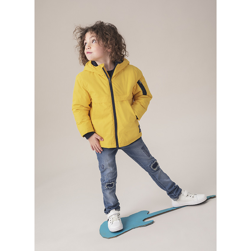 Αντιανεμικό με κουκούλα και τσέπη με φερμουάρ 