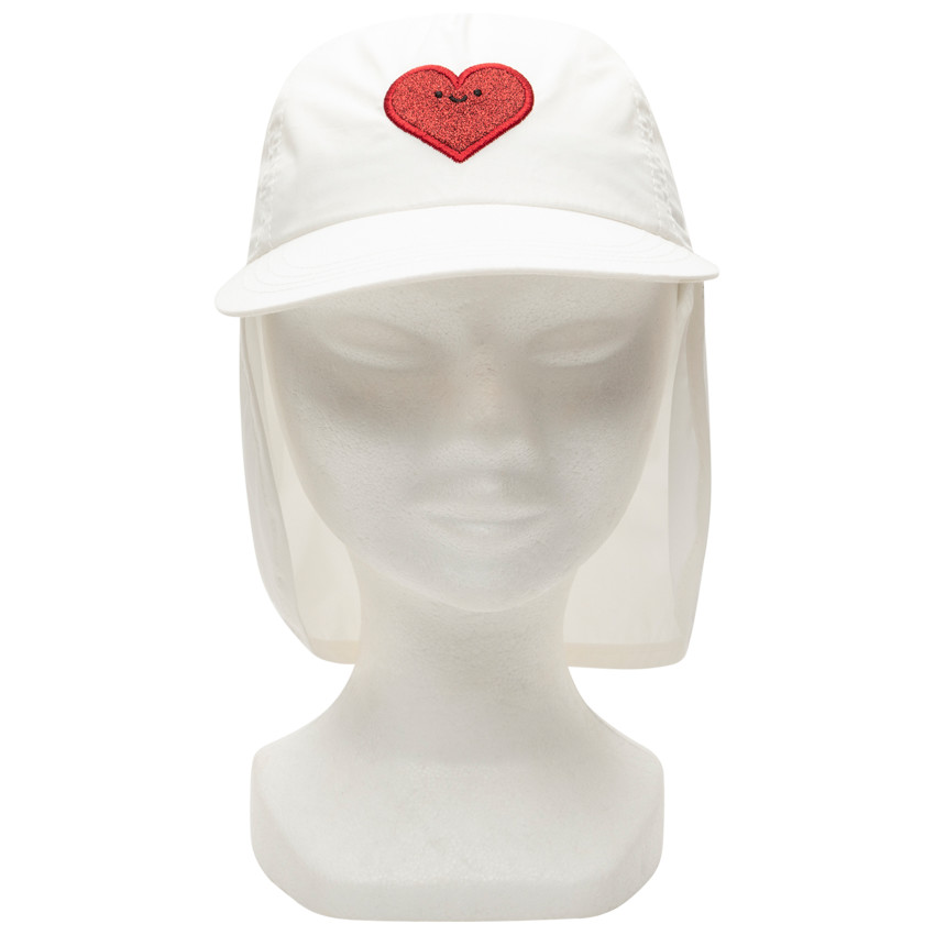 Casquette avec protection nuque et coeur brodé 