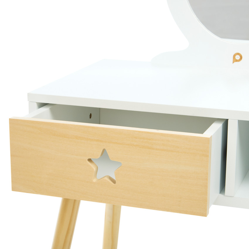 Μικρή λειτουργική κομμωτήριο με ξύλινη καρέκλα 