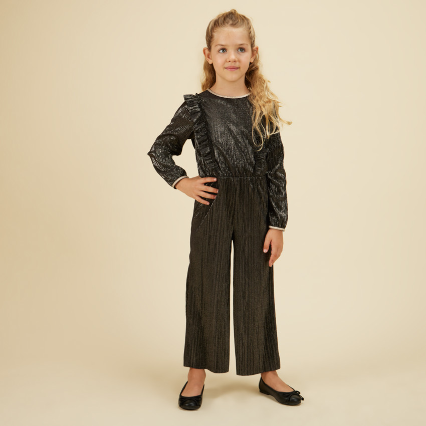 Κορίτσι με πλισέ glitter συνδυασμό 