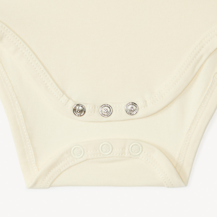 Σετ νεογέννητου: βαμβακερό κορμάκι + σορτσάκι + επιγονατίδα με εκτύπωση αρκουδάκι για αγοράκι. 