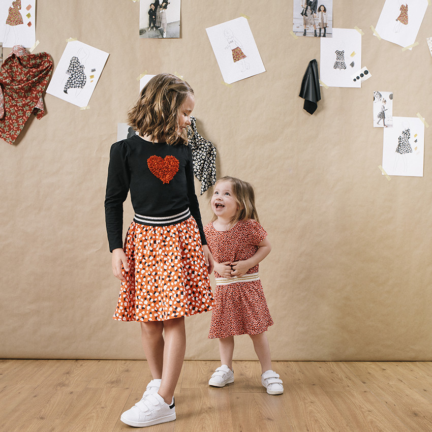 Robe manches courtes à pois all-over et élastique brillant 