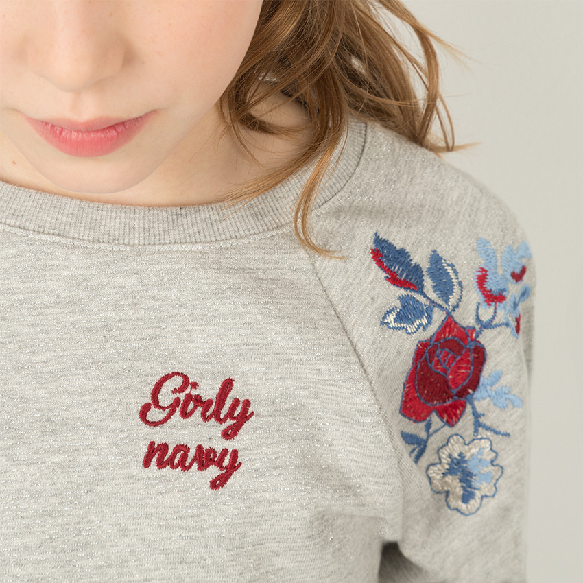 Φούτερ από ελαφριά φανέλα με κεντητά λουλούδια 