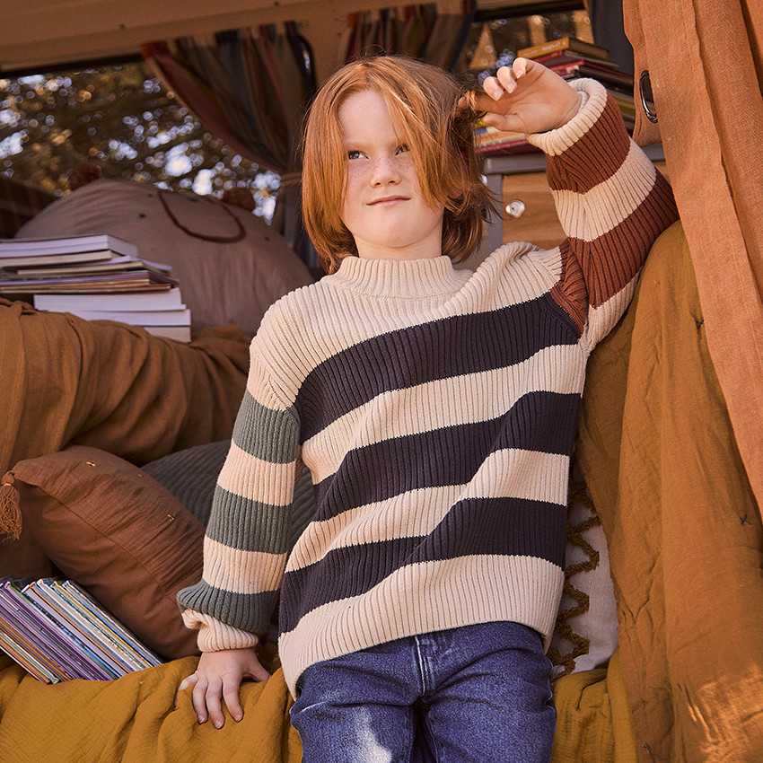 Πλεκτό πουλόβερ με τριχρωμές ρίγες και ζιβάγκο για αγόρι 