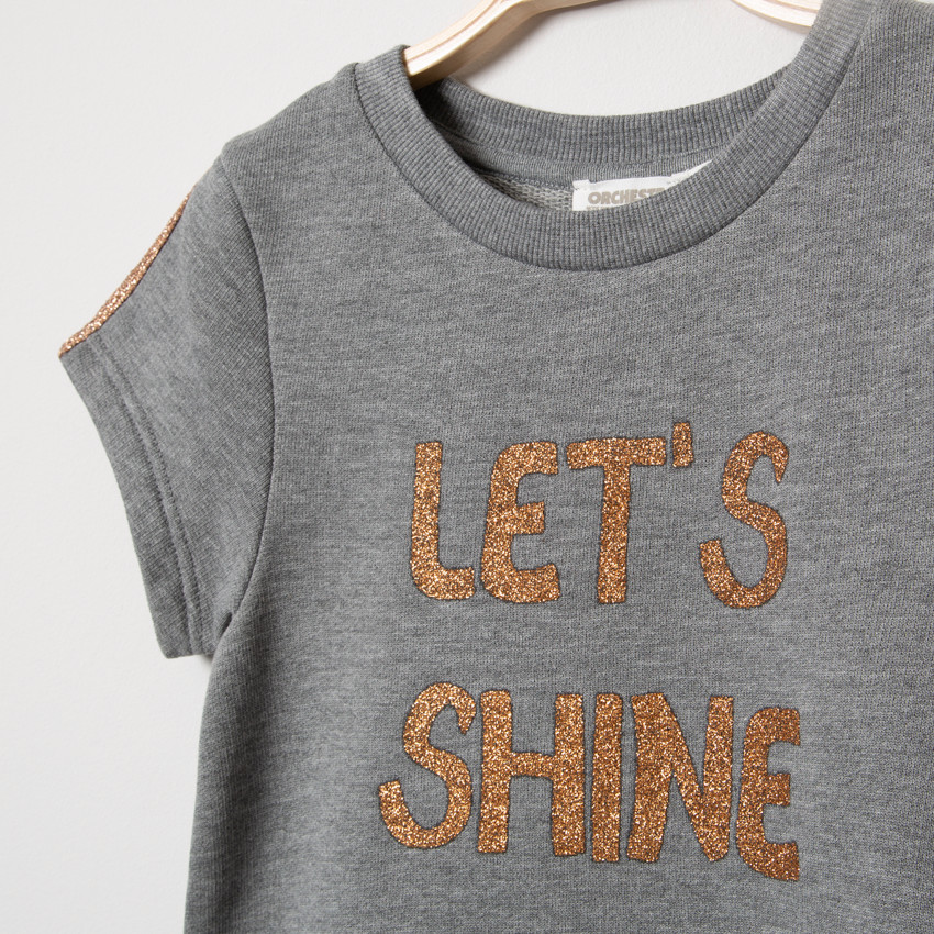 Κοντομάνικο φόρεμα από φανέλα με τυπωμένο μήνυμα με παγιέτες 