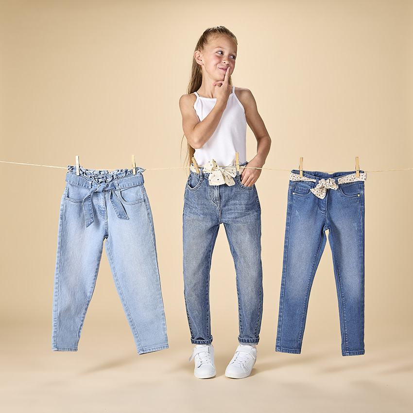 Τζιν mom fit από denim με φανταχτερό μαντήλι και ζώνη για κορίτσι 