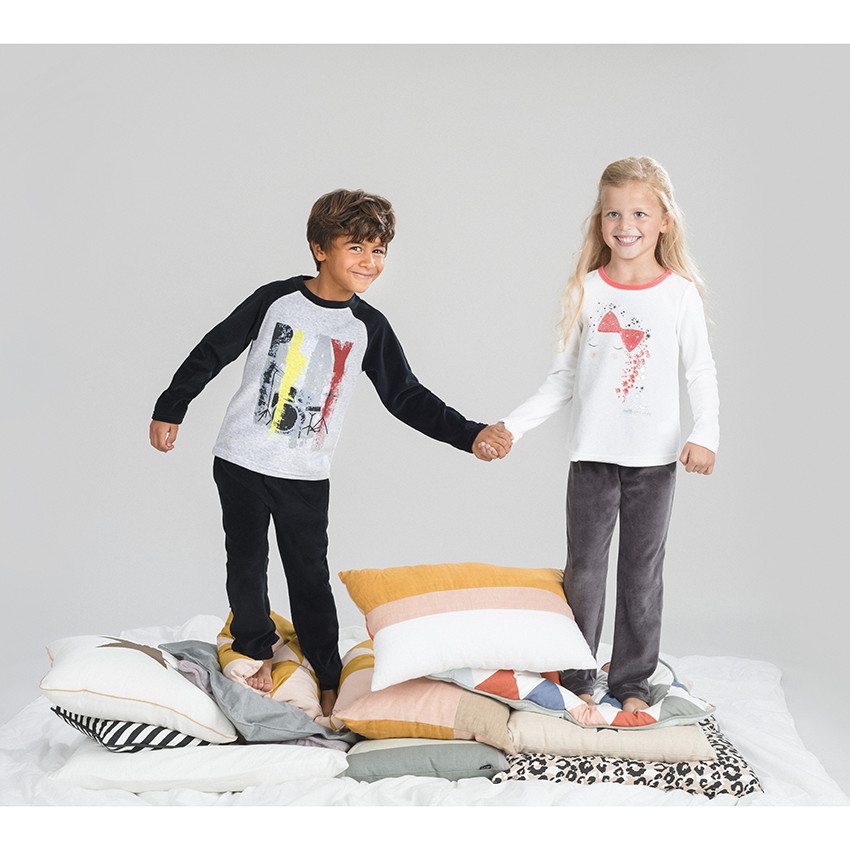 Δίχρωμη βελουτέ πιτζάμα με στάμπα σε ροκ στιλ 