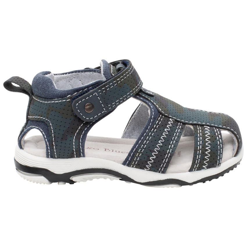 Σανδάλια με μικρές τρύπες και ένθετα από τζιν για αγόρι 