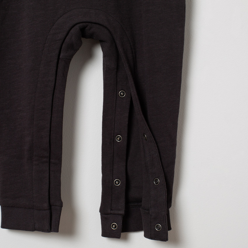 Ensemble avec t-shirt imprimé ratons laveurs et salopette 