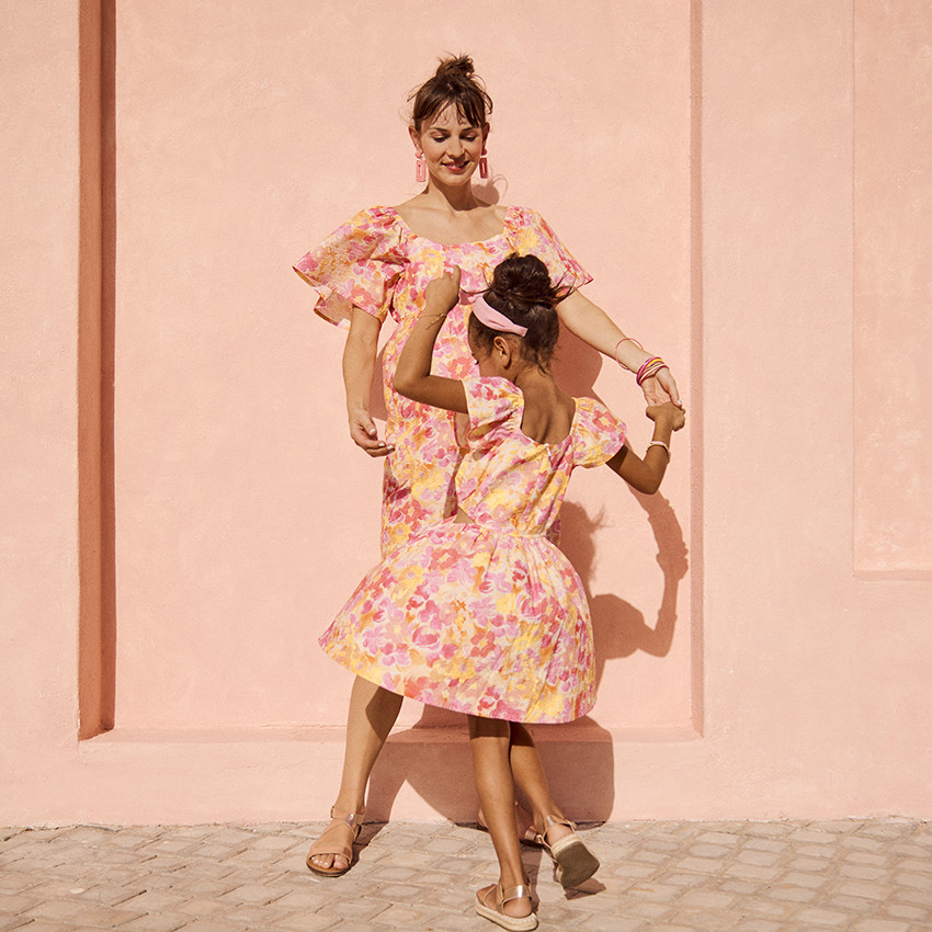 Φόρεμα κοντομάνικο σε seersucker με floral σχέδιο για κορίτσι 