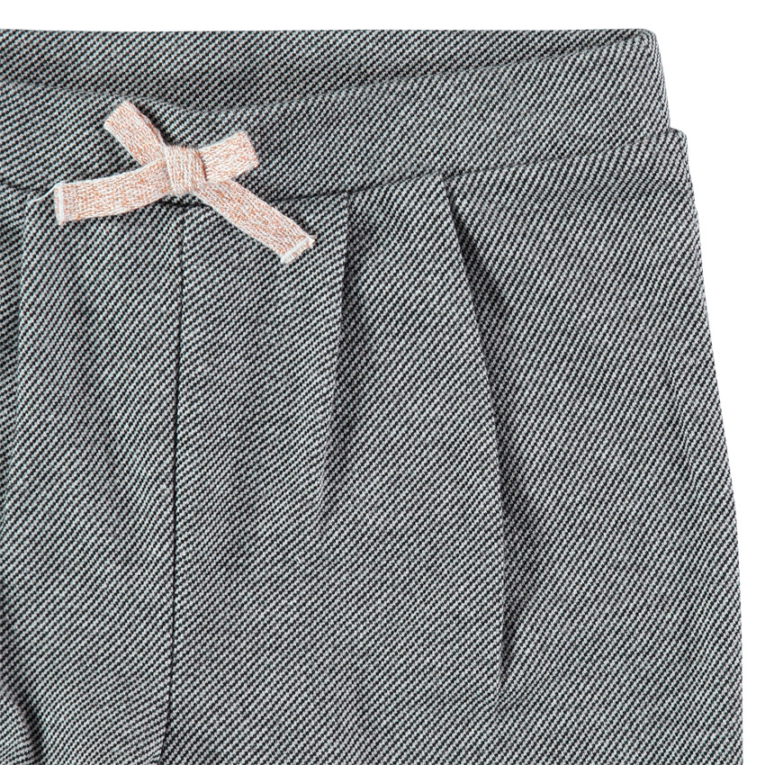 Πλεκτό παντελόνι με πιέτες και φιόγκο που κάνει αντίθεση 