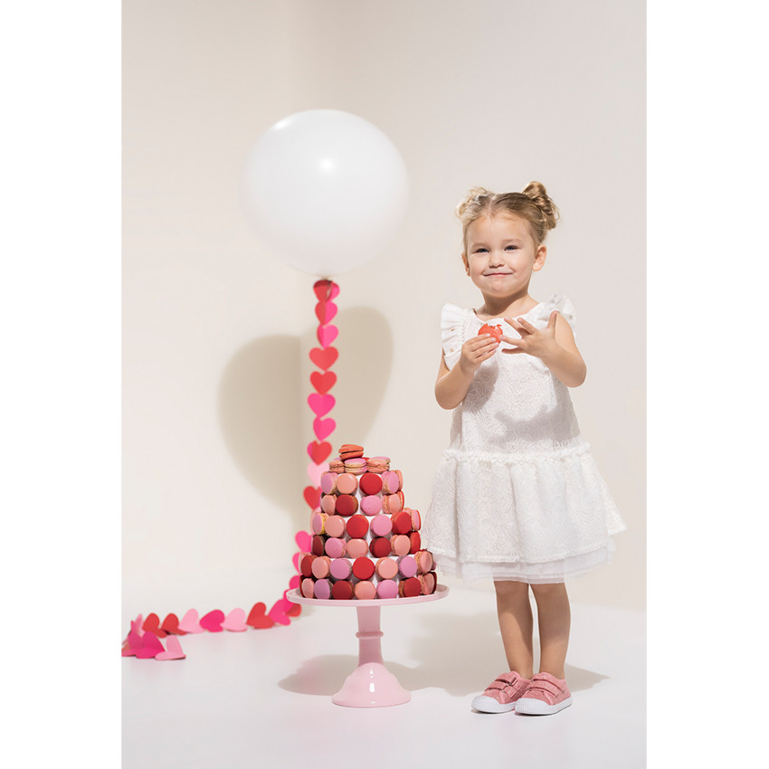 Λευκό φόρεμα από δαντέλα για επίσημες περιστάσεις και μανίκια με βολάν 