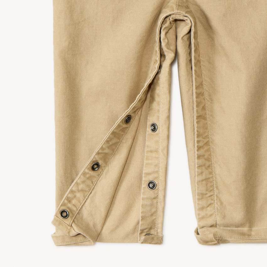 Μακρύ σαλόπα για μωρά αγόρια σε μονόχρωμο ύφασμα. 