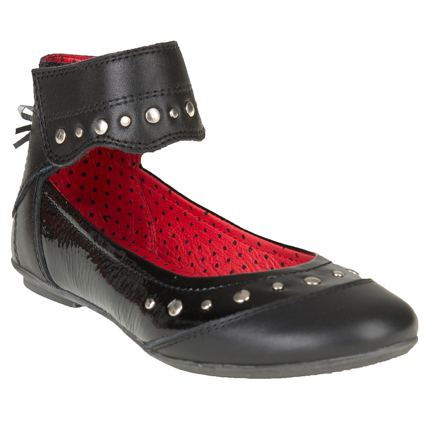 Μαύρα δερμάτινα παπούτσια λουστρίνι με μπαρέτα και πριτσίνια 