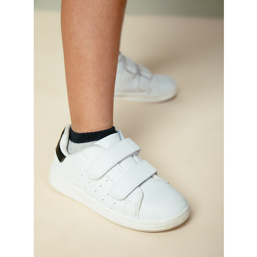 Χαμηλά αθλητικά παπούτσια με αυτοκόλλητο βέλκρο και μαύρη φάσα σε αντίθεση 