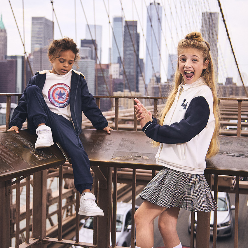 Παντελόνι cargo μονόχρωμο με τσέπες soufflet για αγόρι 