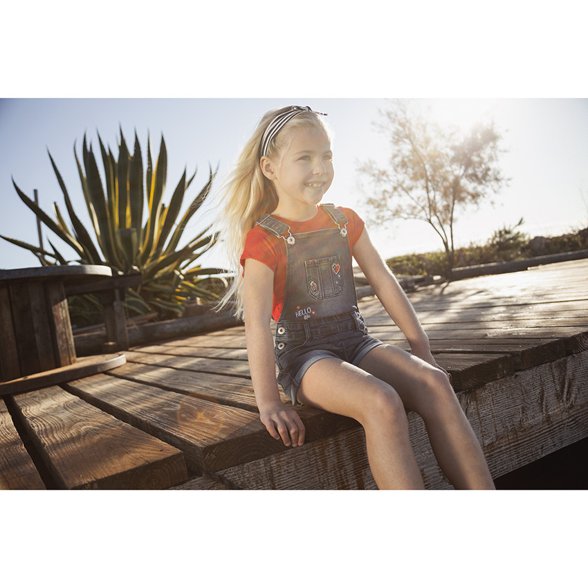 Σαλοπέτα κοντή jean με badges κεντημένες για κορίτσι 