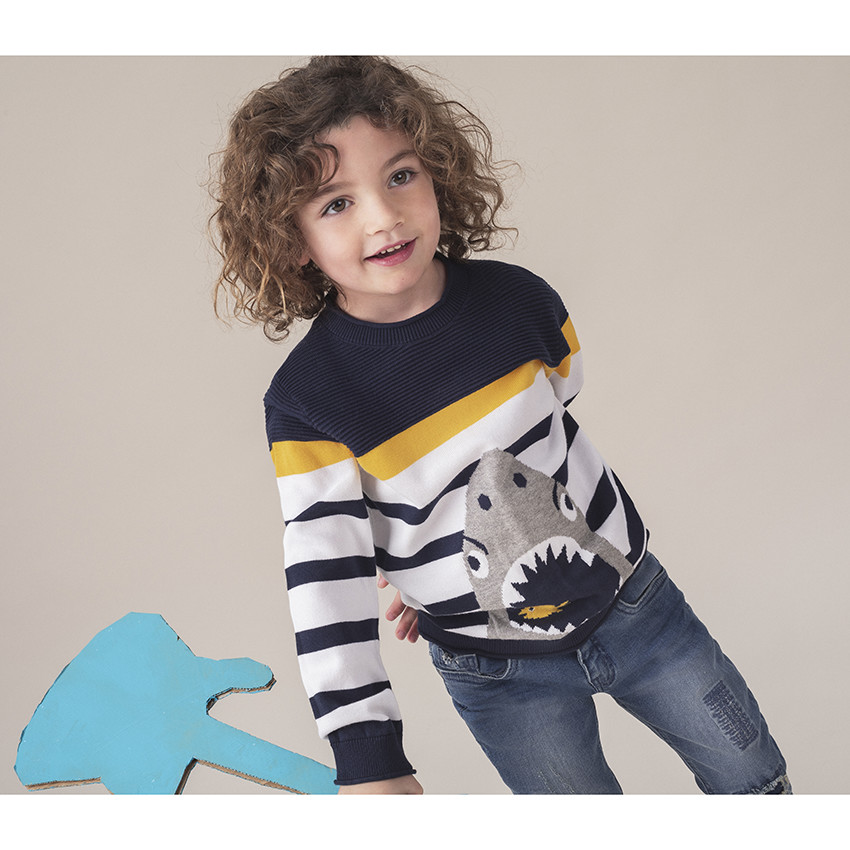 Πλεκτό πουλόβερ με ρίγες και καρχαρία σε ζακάρ 