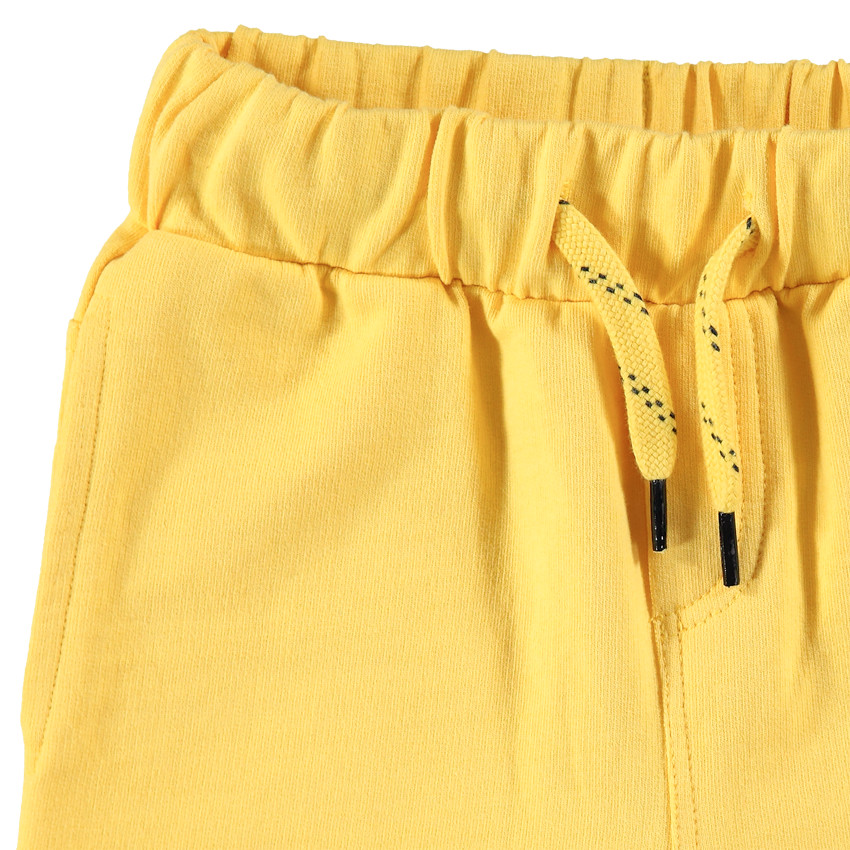 Σύνολο δίχρωμη κοντομάνικη μπλούζα με στάμπα και μονόχρωμη κίτρινη βερμούδα 