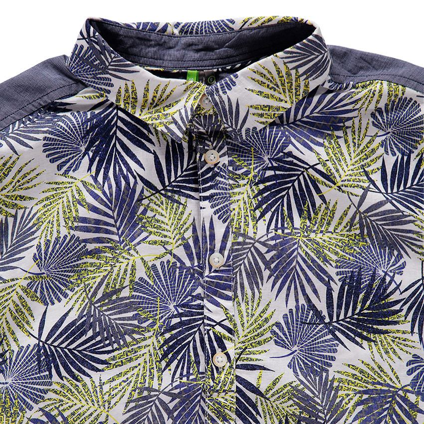 Κοντομάνικο πουκάμισο με εμπριμέ μοτίβο φύλλα 