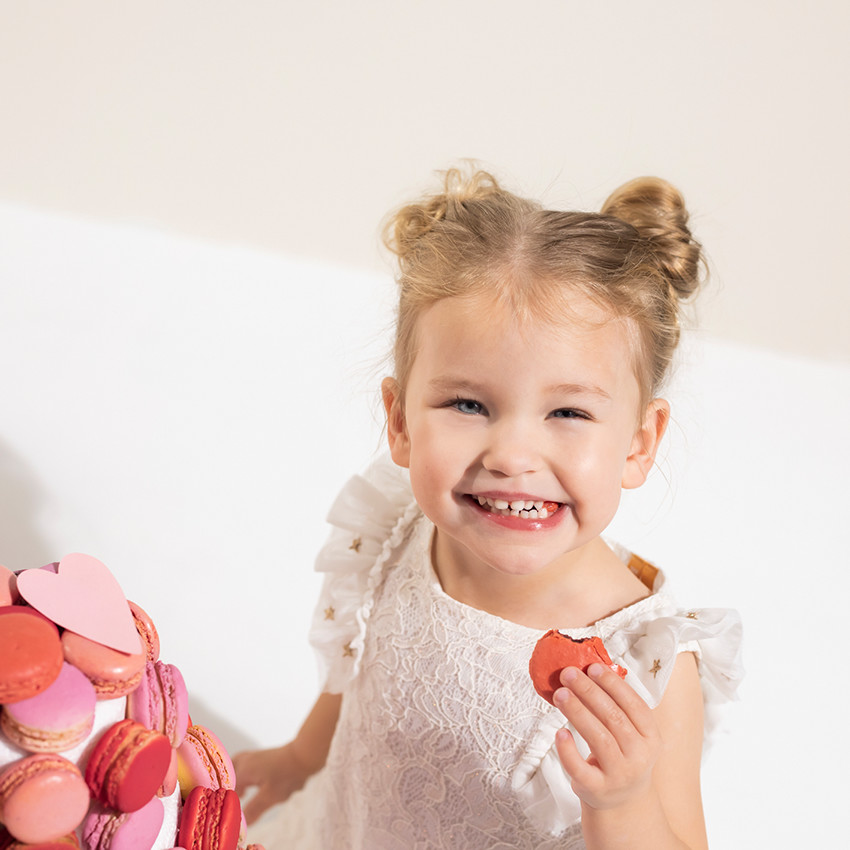 Λευκό φόρεμα από δαντέλα για επίσημες περιστάσεις και μανίκια με βολάν 