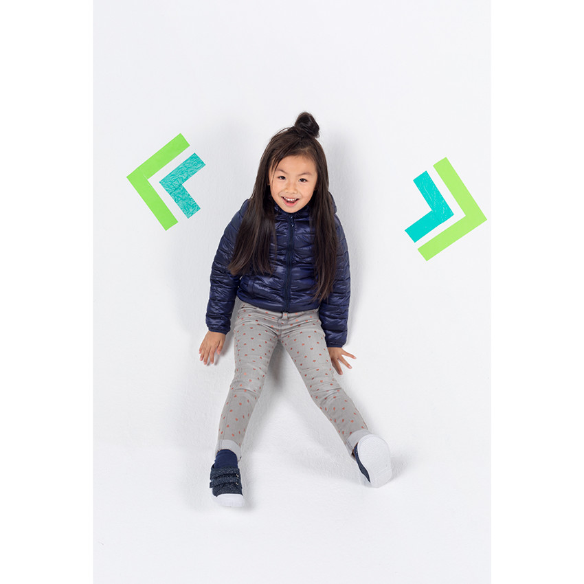 Τζιν σε slim γραμμή με τσαλακωμένη όψη και γυαλιστερές καρδούλες σε όλη την επιφάνεια 