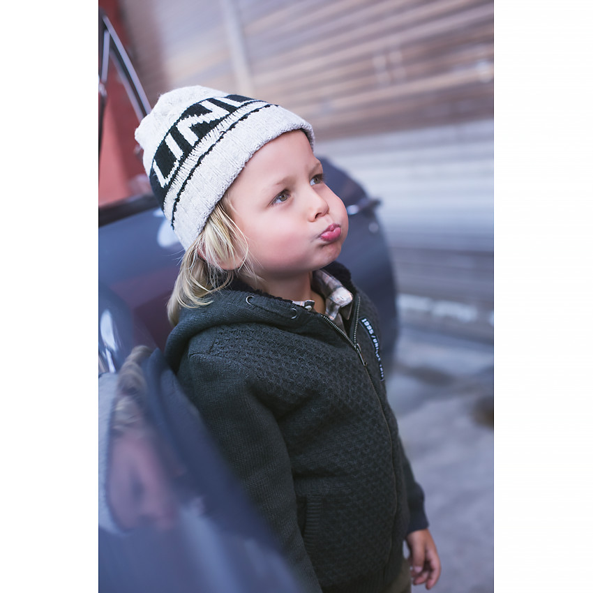 Πλεκτός σκούφος με ζακάρ κείμενο και φουντίτσα  