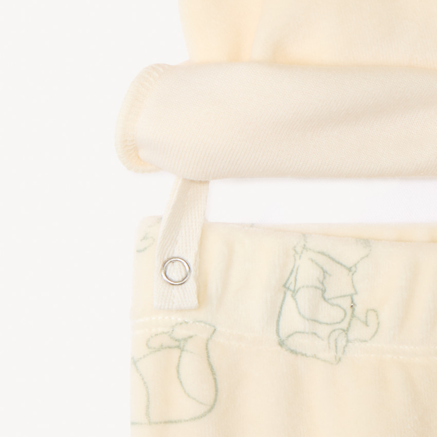 Πυτζάμα από βελουτέ υλικό με θέμα τον Γουίνι Disney για μωρά αγόρια, με διαφορετικές λεπτομέρειες ανάλογα με την ηλικία. 