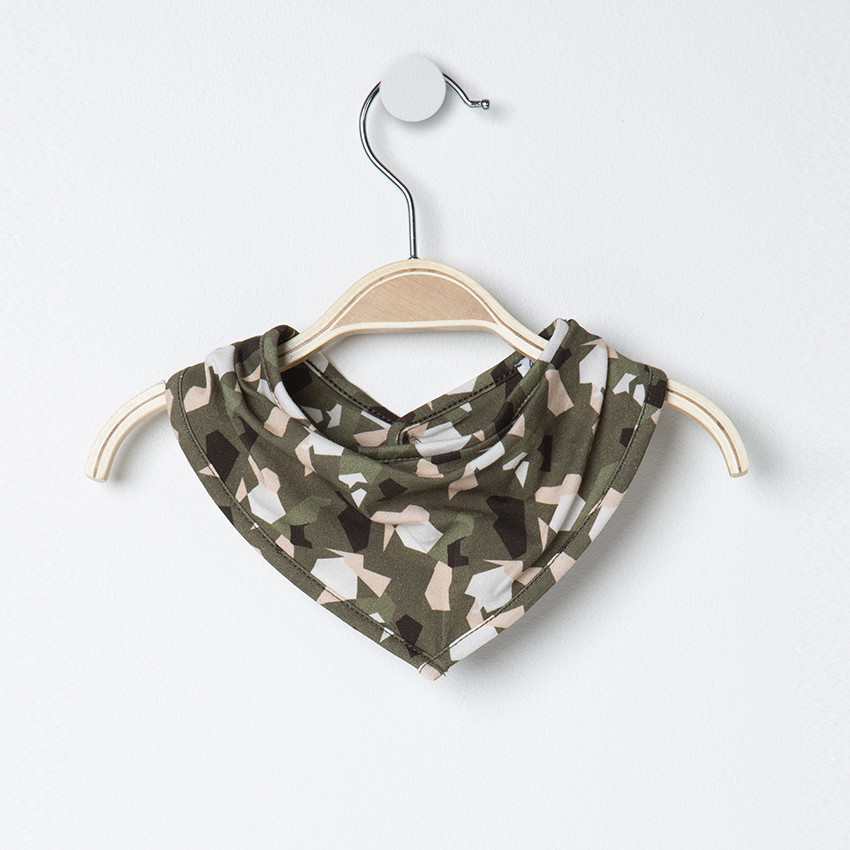 Σαλιάρα μπαντάνα με εμπριμέ μοτίβο παραλλαγής σε απαλό ροζ και χακί 