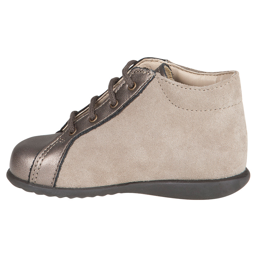 Bottillons en cuir coloris mordoré à lacets et rivets 