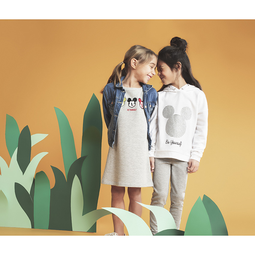 Φανελένιο φούτερ με κουκούλα και στάμπα Mickey με παγιέτες 