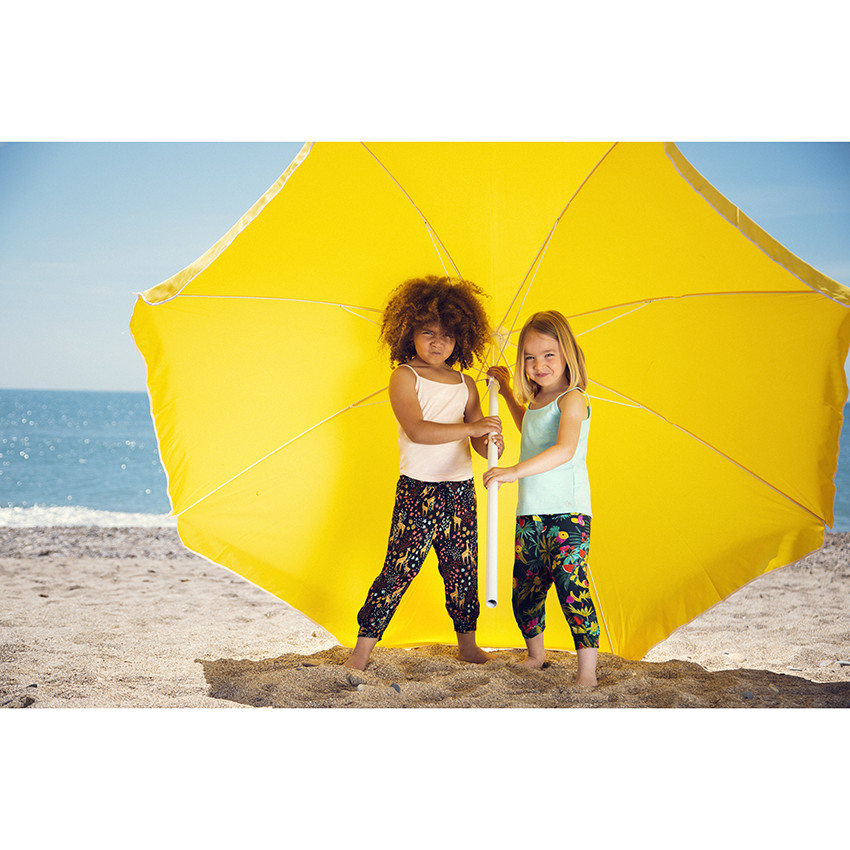 Παντελόνι 3/4 με σχέδιο tropical σε όλη την επιφάνεια 