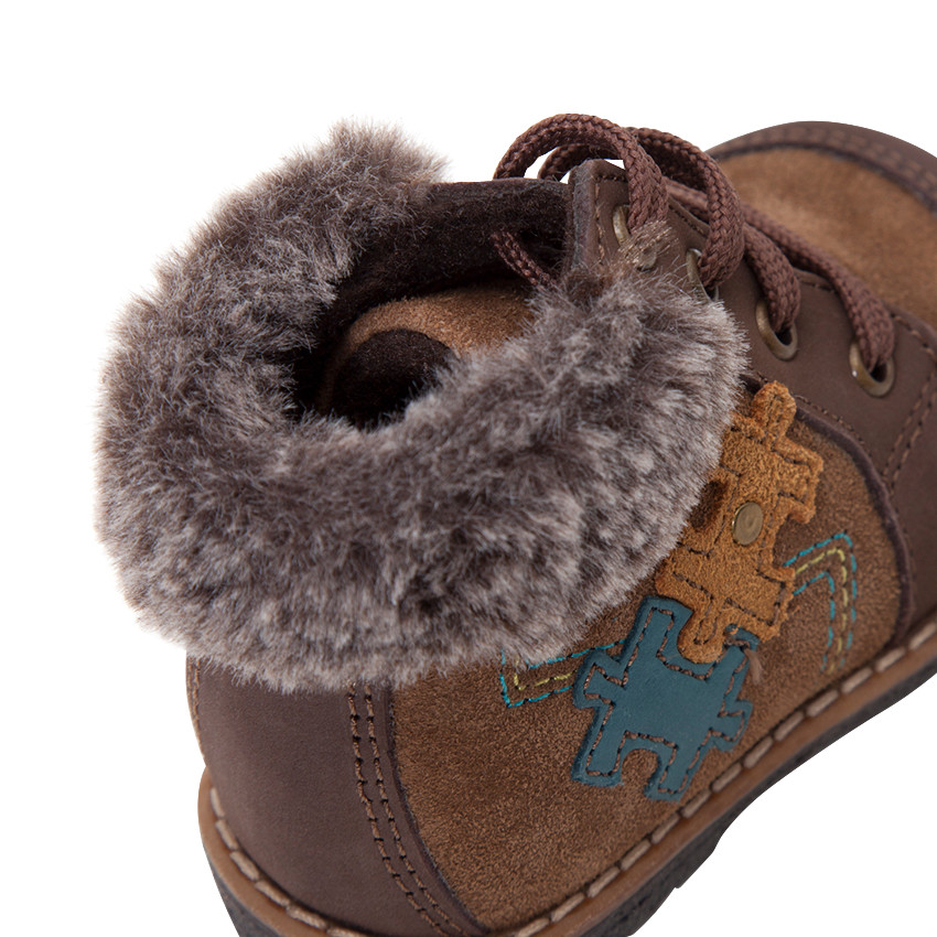 Μποτάκια από σουέντ δέρμα με ψεύτικη γούνα στην άκρη 