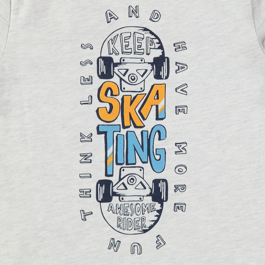 Σύνολο μπλούζα με στάμπα σκέιτ και μονόχρωμη βερμούδα 