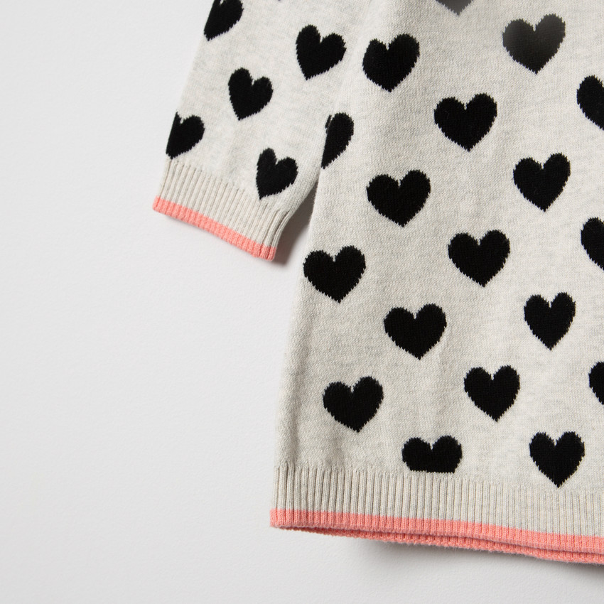 Μακρυμάνικο πλεκτό φόρεμα με καρδιές σε αντίθεση 