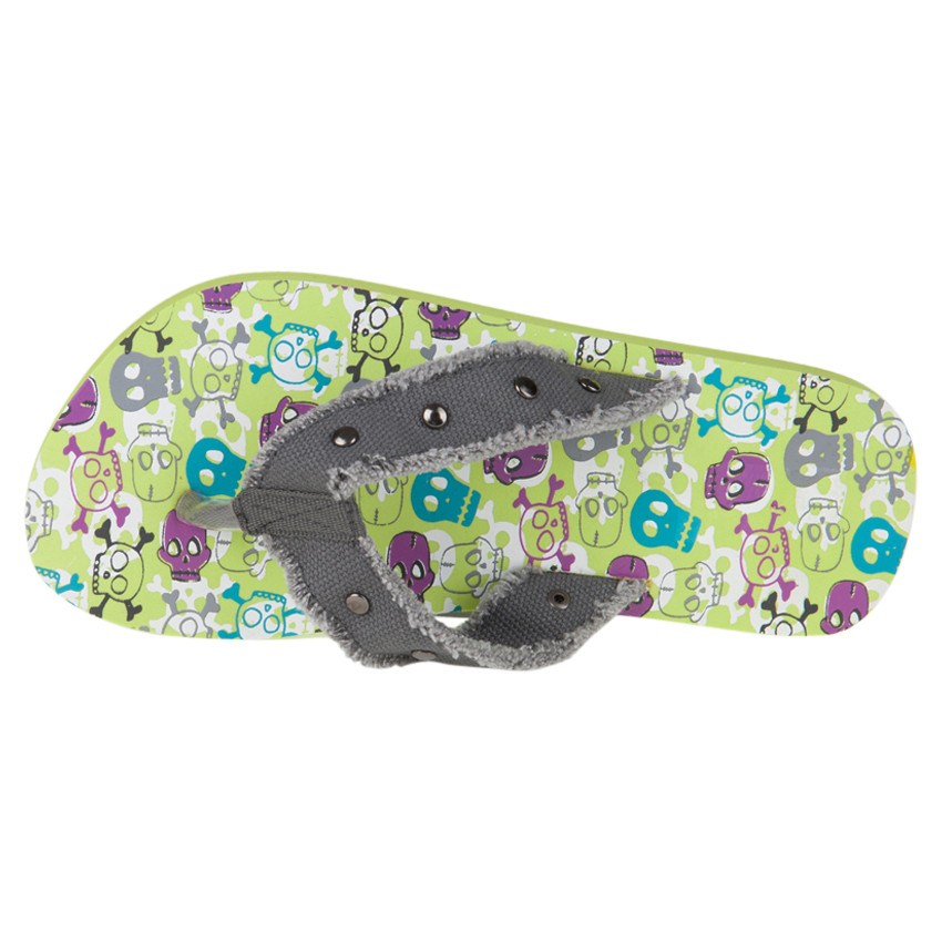 Tongs avec clous fantaisie et têtes de mort 