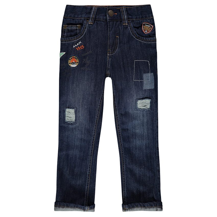 Τζιν σε ίσια γραμμή με φθαρμένη όψη με σήματα και κεντήματα 