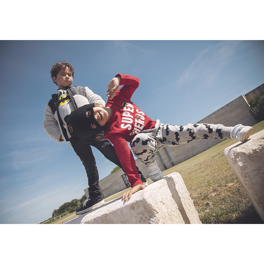 Jean ίσια γραμμή στυλ ξεβαμμένο με badges super-héros για αγόρι 