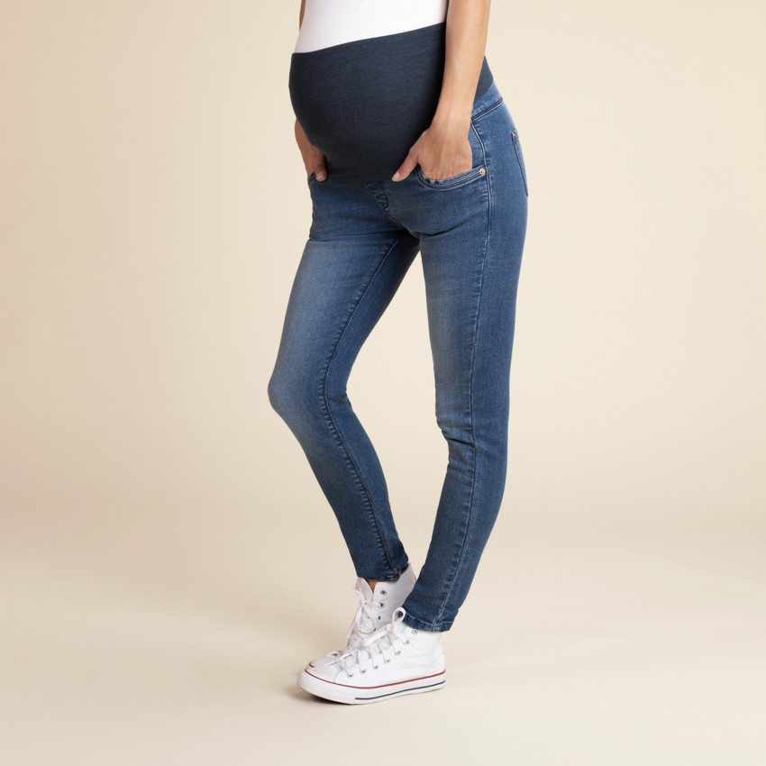 Τζιν εγκυμοσύνης σε slim γραμμή με ψηλό ζωνάρι 