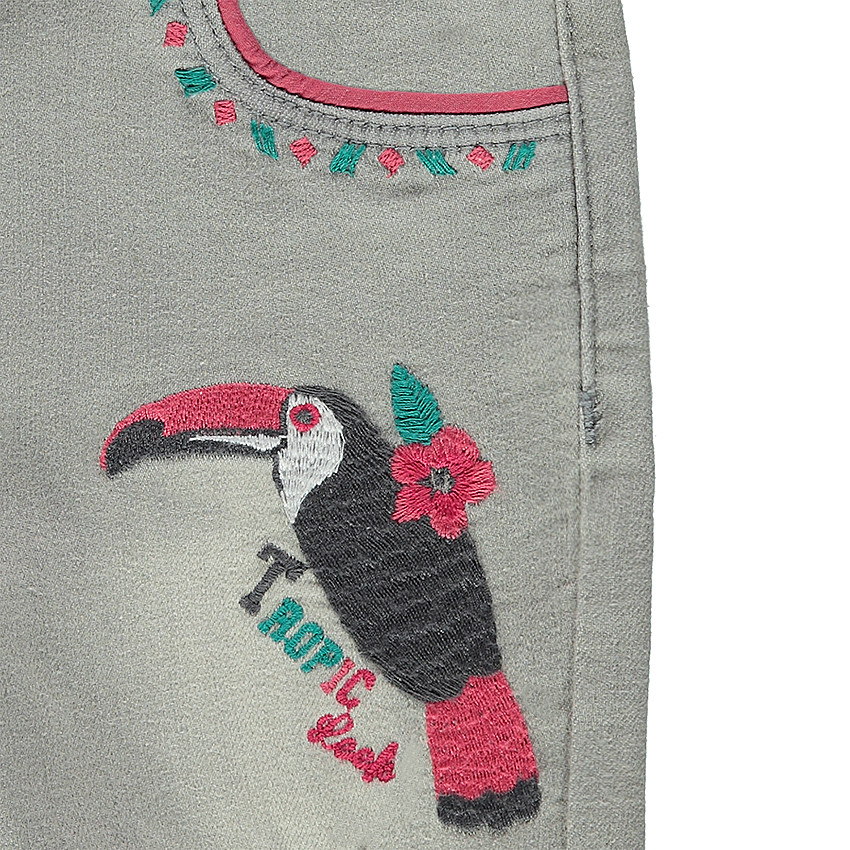 Τζιν κάπρι με σκισίματα και χρωματιστά κεντήματα 