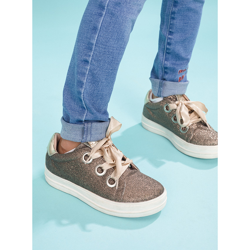 Χαμηλά αθλητικά παπούτσια με πούλιες και σατέν κορδόνια 