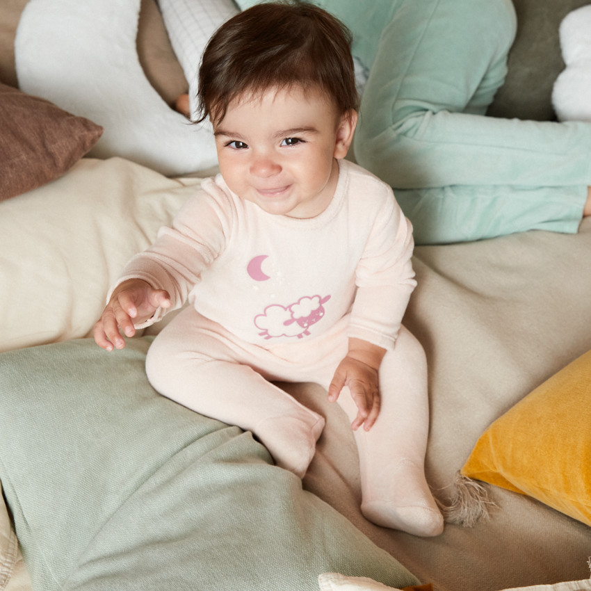 Φορμάκι βελουτέ μονόχρωμο με φαντεζί σχέδιο για bebe κορίτσι 