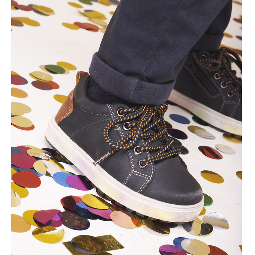 Baskets basses à lacets style marin et empiècements contrastés pour garçon 