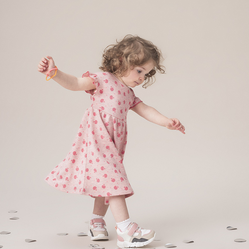 Αθλητικά παπούτσια με αντιθέσεις και φάσες από δίχτυ 