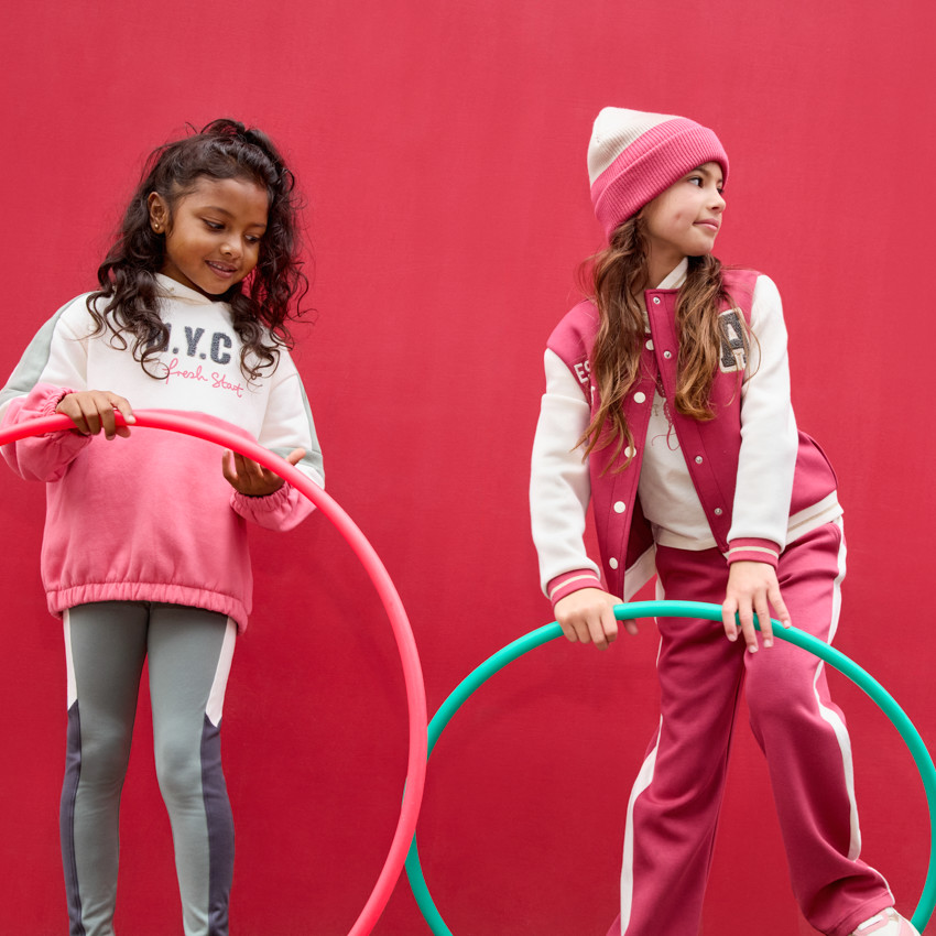 Πλεκτό σκουφάκι με χρωματικό μπλοκ και κεντημένη καρδιά για κορίτσι 