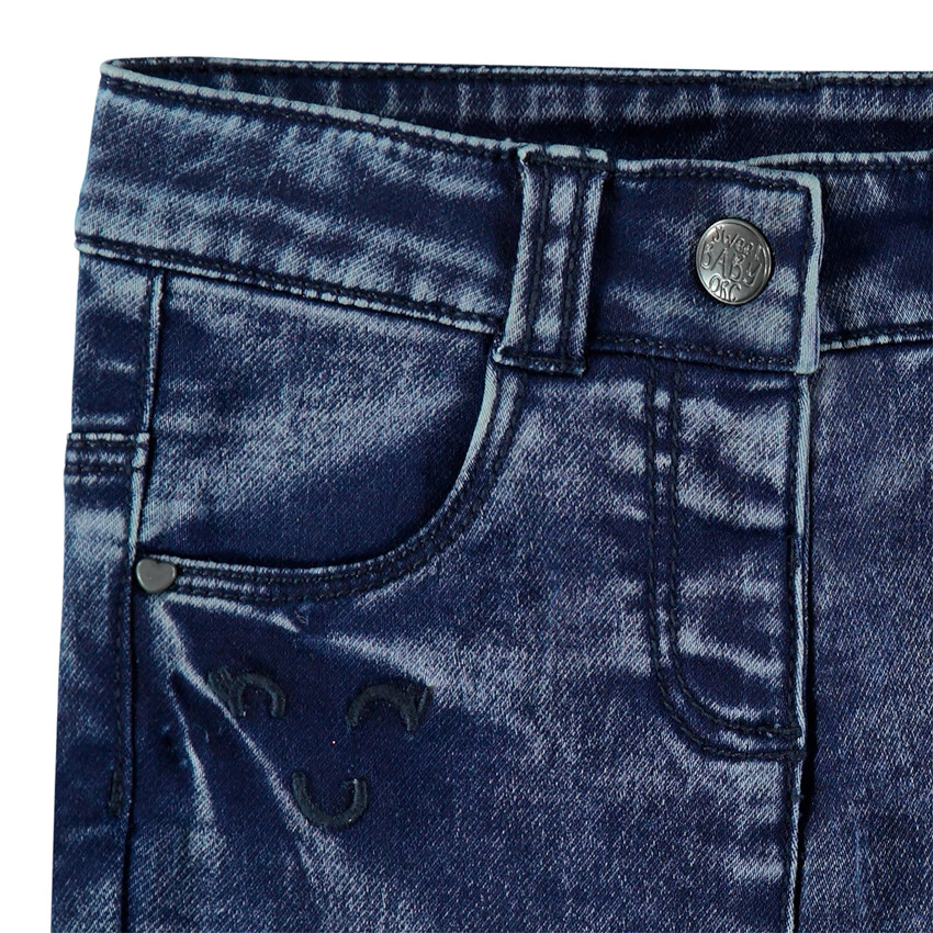 Τζιν με φθαρμένη και τσαλακωμένη όψη και τυπωμένες καρδούλες 