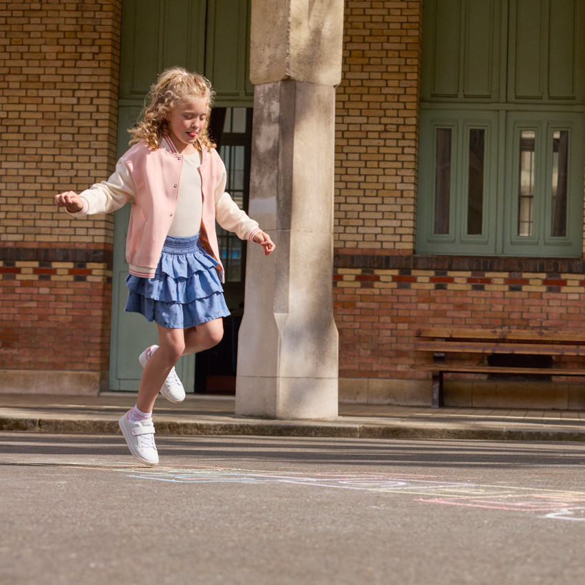 Φούστα με βολάν και εμπριμέ μέση smockey για κορίτσι 