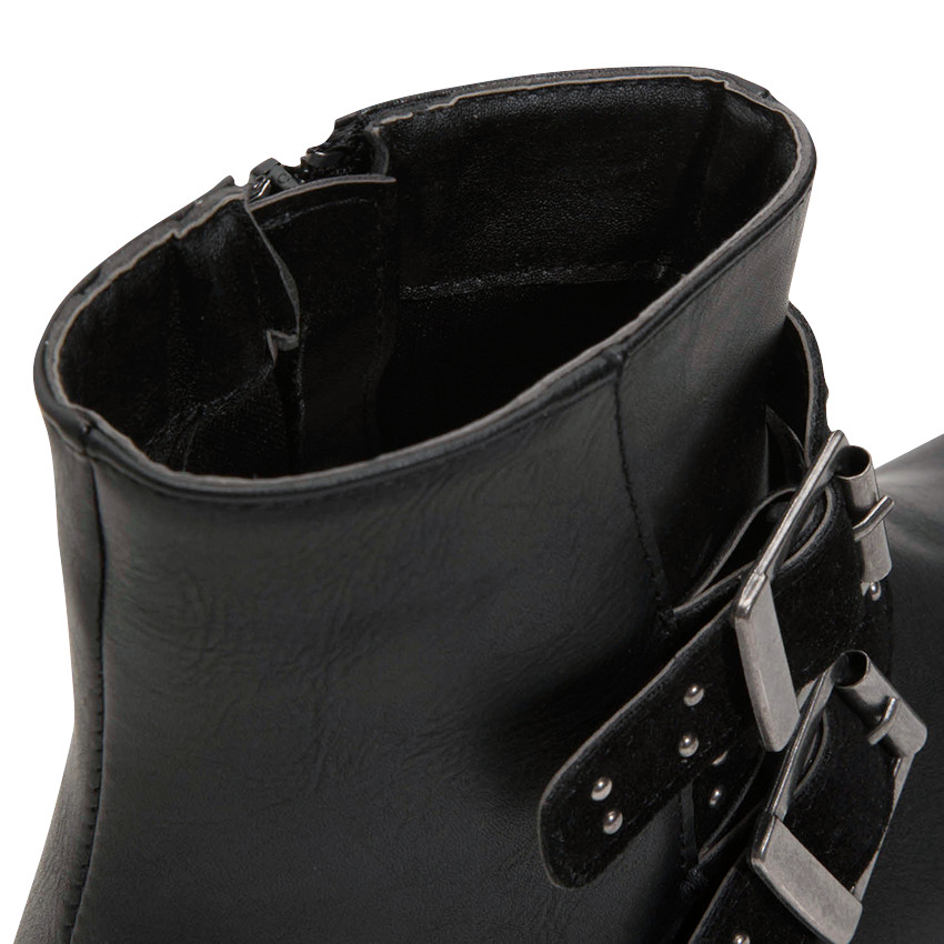 Μποτάκια από συνθετικό δέρμα με διακοσμητικές αγκράφες και καρφάκια 