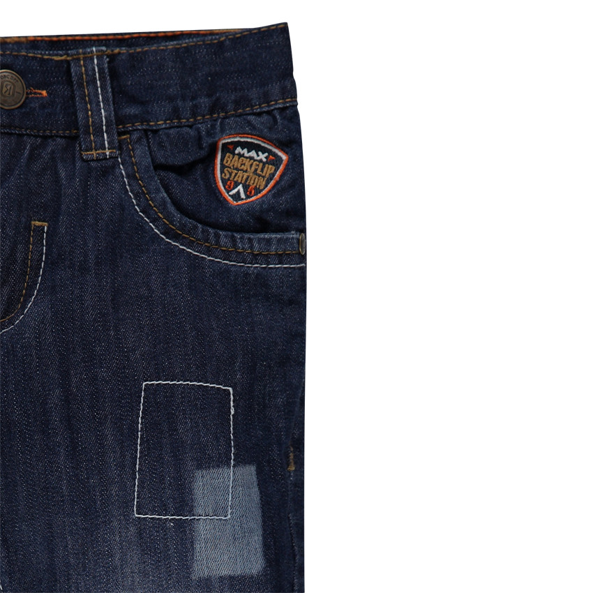 Τζιν σε ίσια γραμμή με φθαρμένη όψη με σήματα και κεντήματα 